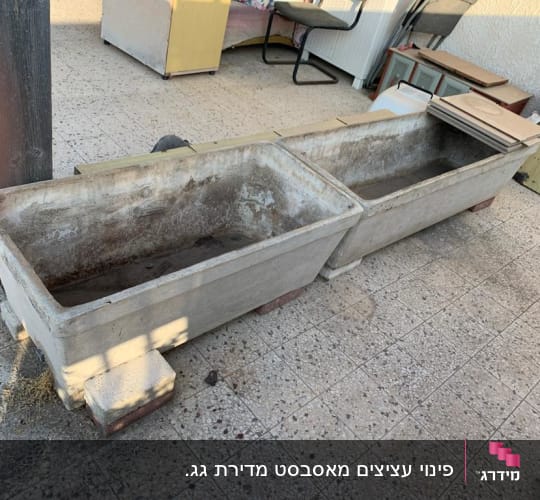 שני אדניות בטון על גג מרוצף